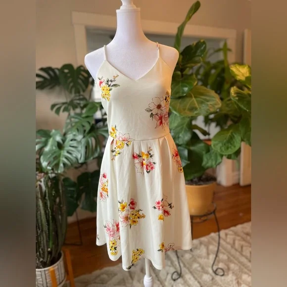 NWOT Spring Floral Dress 🪩 - Picture 4 of 7